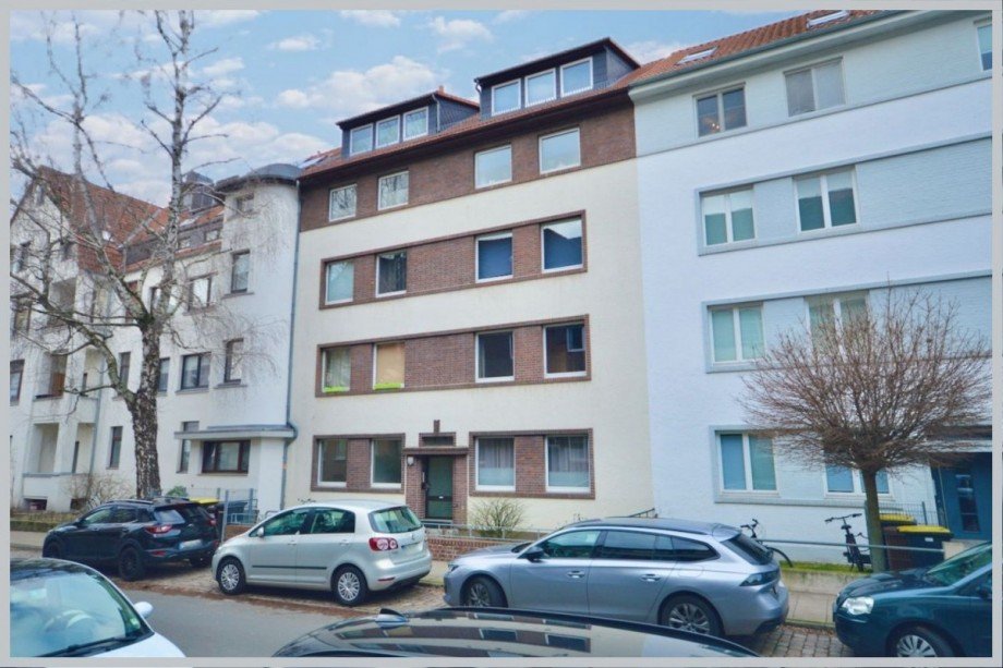 Strassensicht mit gepflegter Außenfassade Erdgeschosswohnung Hannover