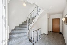 Gepflegtes Treppenhaus mit Granitbelägen IHR SENIORENGERECHTER RUHESITZ IM HERZEN DES AHRENSBURGER VILLENVIERTELS