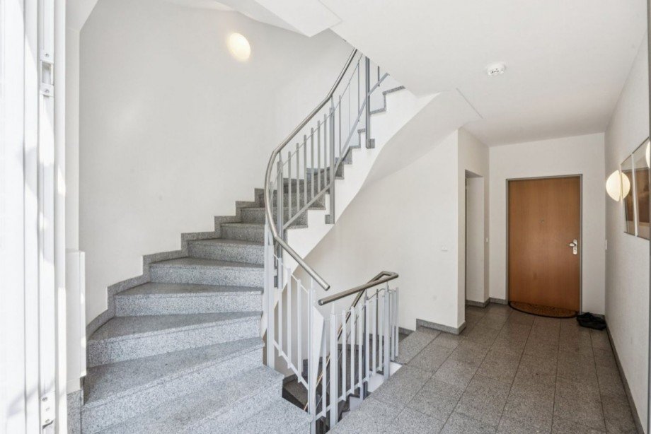 Gepflegtes Treppenhaus mit Granitbelägen Etagenwohnung Ahrensburg