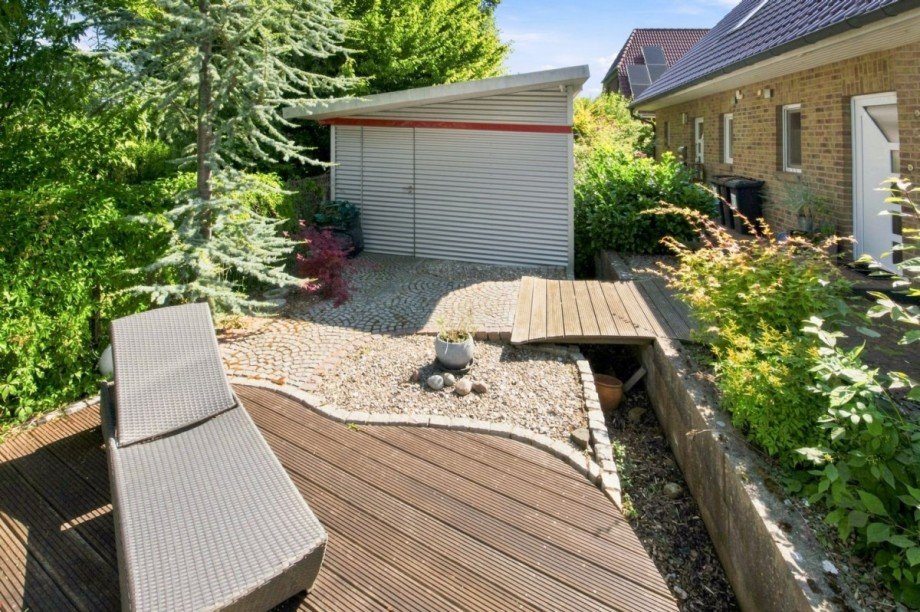 Holzdeck und Abstellraum Doppelhaush�lfte Reinfeld