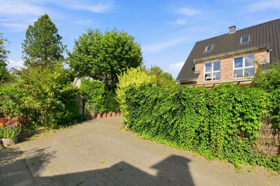 Zufahrt u. Stellplatzanlage vom Haus Doppelhaush�lfte Großhansdorf