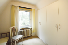 Ursprünglicher Zustand: Ankleide bzw. Büro im DG CHARMANTES REFUGIUM IN HEIDELANDSCHAFT - MIT 2 REAL GETEILTEN BAUPLÄTZEN