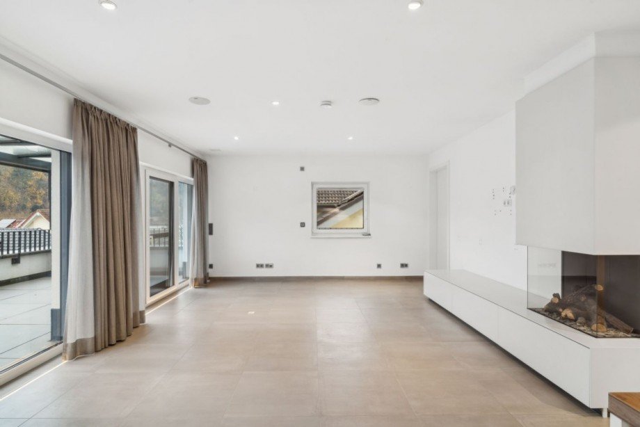 Heller Wohnbereich mit Kamin & Terrassenzugang Penthousewohnung Heidelberg