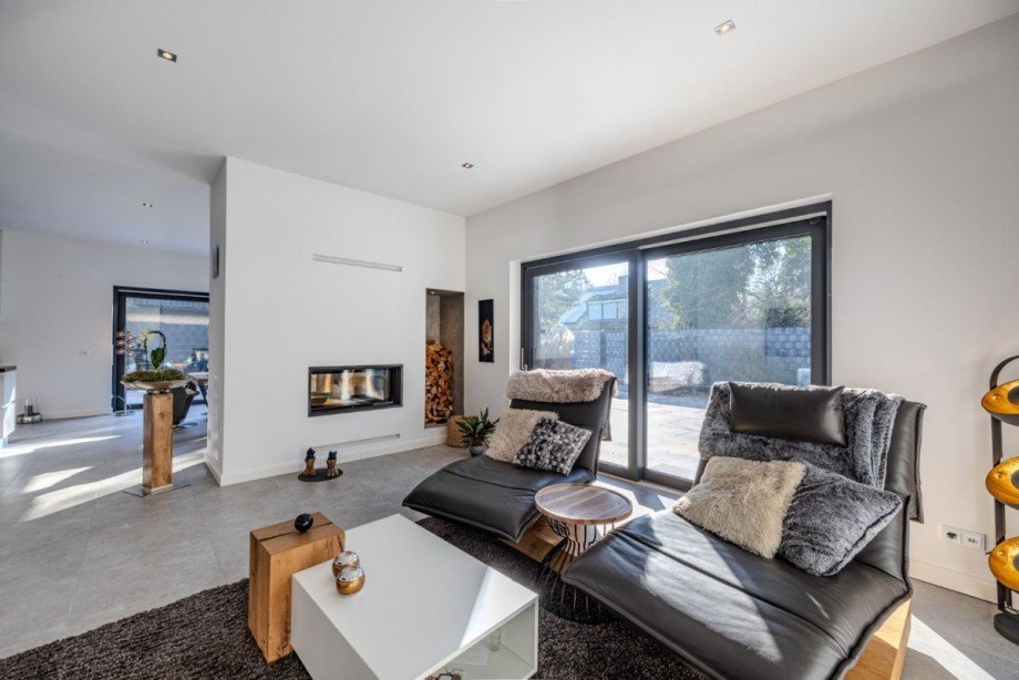 Wohnzimmer mit Zentralkamin Einfamilienhaus Ammersbek