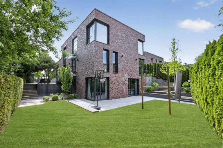 Ein Exklusivangebot im Alleinauftrag der 4TREE CAPITAL Real Estate GmbH Großhansdorf Villa GROSSZÜGIGKEIT. PRIVATSPHÄRE. BESTLAGE. – EXKLUSIVE STADTVILLA IN GROßHANSDORF