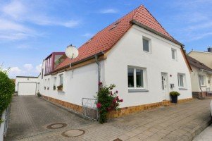 Hauptbild RAUM FÜR FAMILIE. PLATZ FÜR IDEEN. EIN HAUS MIT GESCHICHTE IN OSTSEENÄHE.