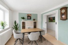 Essplatz im Wohnzimmer RAUM FÜR FAMILIE. PLATZ FÜR IDEEN. EIN HAUS MIT GESCHICHTE IN OSTSEENÄHE.