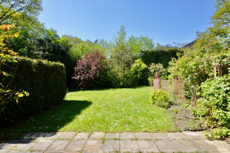 Blick in den grünen Garten von der Terrasse Reihenmittelhaus Hamburg