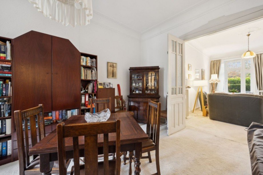 Esszimmer mit Kassettentür zum Wohnzimmer Erdgeschosswohnung Hamburg