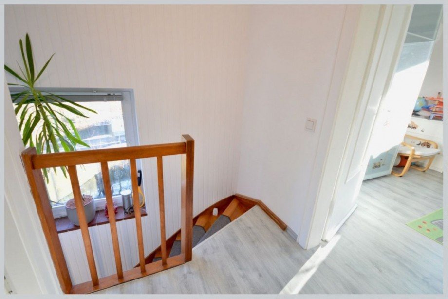 Flur im OG mit Fenster Reihenendhaus Norderstedt