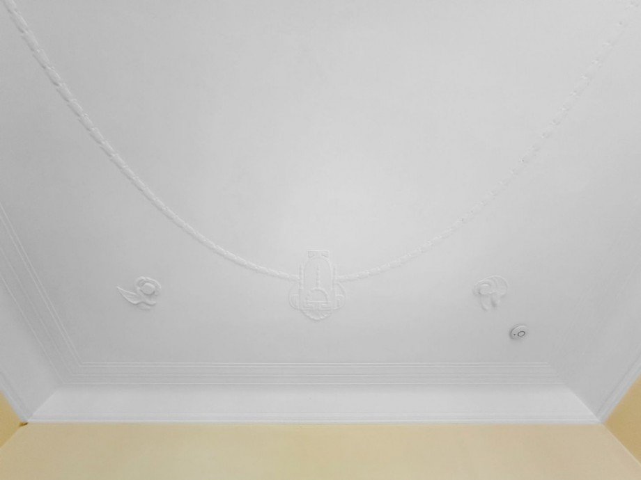 Deckenstuck-Detail_Wohnzimmer Etagenwohnung Hamburg