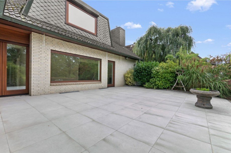 Terrasse vorm Wohnzimmer Einfamilienhaus Großhansdorf