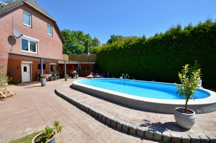 Herrlich überdachte Terrasse mit Pool Einfamilienhaus Hamburg