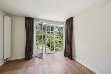 Rückwärtiges Schlafzimmer mit Blick ins Grüne IHR SENIORENGERECHTER RUHESITZ IM HERZEN DES AHRENSBURGER VILLENVIERTELS