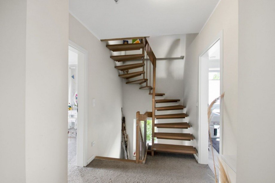 Flur im OG mit Treppe zum DG Doppelhaush�lfte Großhansdorf