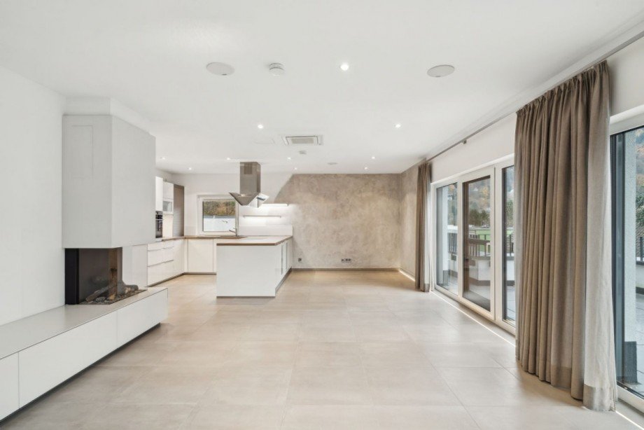 Wohnlandschaft mit Essbereich und Kamin Penthousewohnung Heidelberg