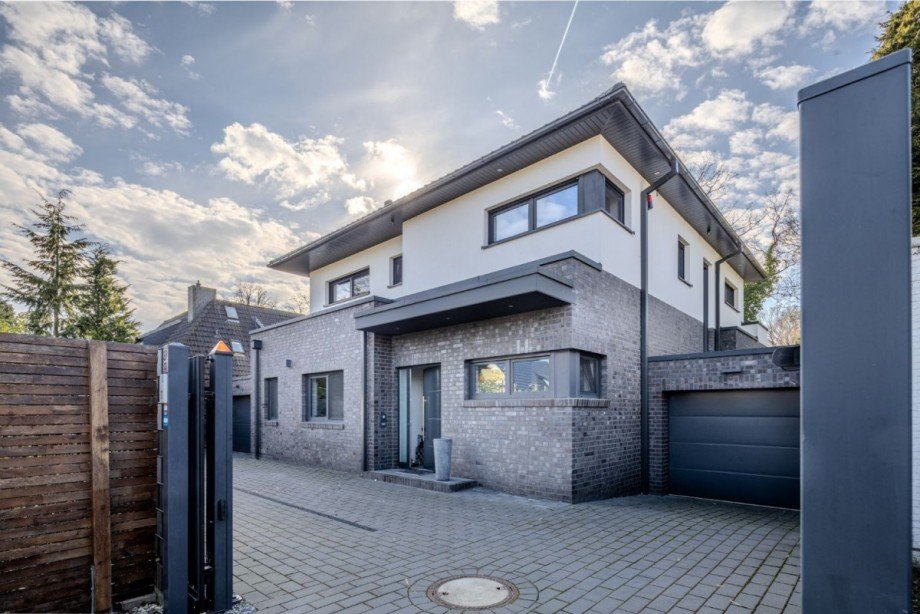 Hoffläche mit Tor- und Einfriedung Einfamilienhaus Ammersbek