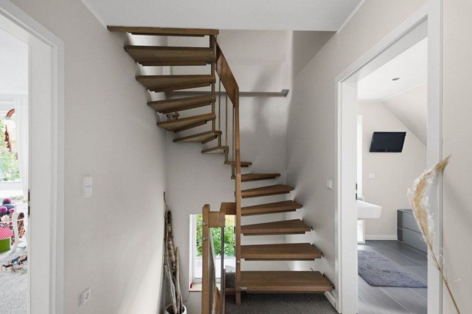 Treppe zum DG Doppelhaush�lfte Großhansdorf