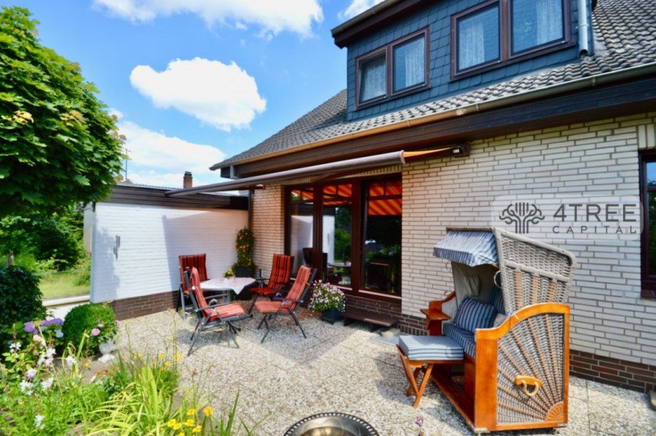 Windgeschütze Terrasse im Vorgarten Einfamilienhaus Klein Rönnau