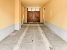Tordurchfahrt zur Straße RENDITESTARKE KAPITALANLAGE MIT GARTEN - IM REPRÄSENTATIVEN, BEREITS SANIERTEN ALTBAU IN EUTRITZSCH