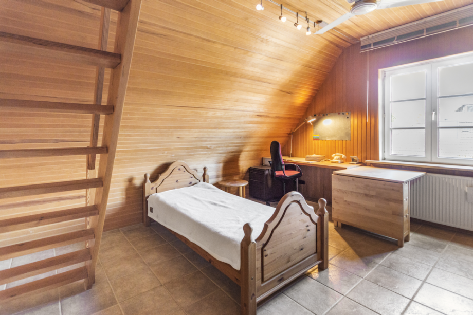 Kinderzimmer-1 im OG mit Treppe zum SpiBo Einfamilienhaus Großhansdorf