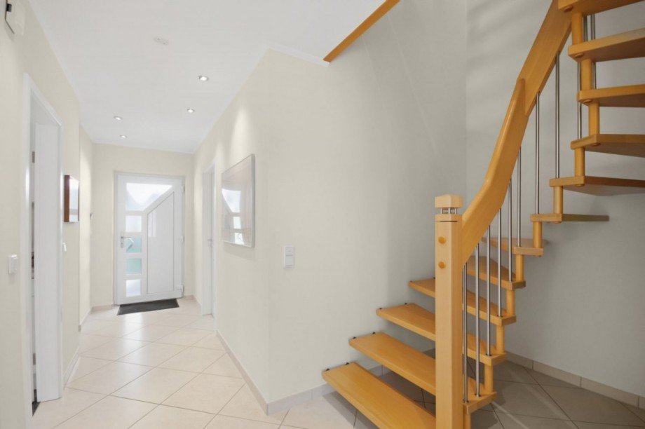 Diele mit Treppe zum OG Doppelhaush�lfte Reinfeld