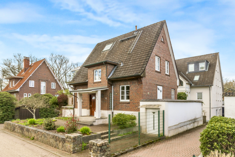 Ein Exklusivangebot im Alleinauftrag der 4TREE CAPITAL Real Estate GmbH Großhansdorf - Stormarn Einfamilienhaus RAUS AUS DER STADT, REIN INS FAMILIENIDYLL DER WALDGEMEINDE GROSSHANSDORF