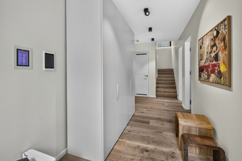 Eingangsbereich und Flur im UG Villa Großhansdorf