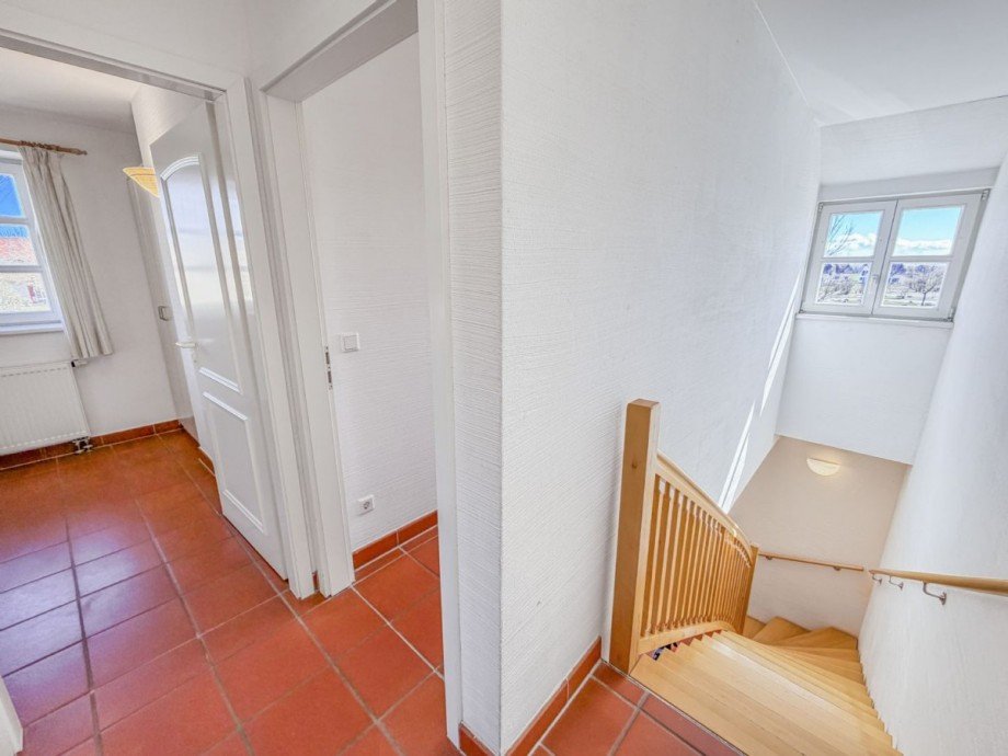 Treppe zum EG mit Gaubenfenster Maisonettewohnung Dranske