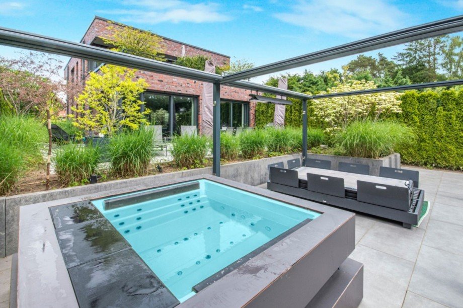 Blick von Jacuzzi u. Loungebereich Villa Großhansdorf