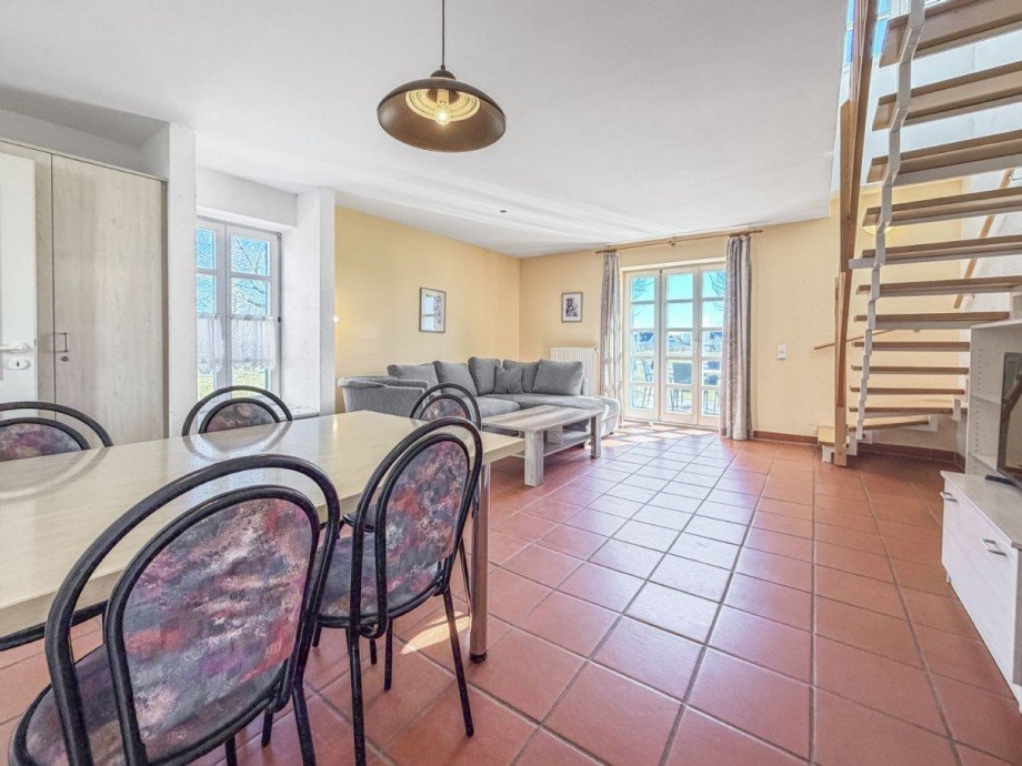 Wohnzimmer mit Essplatz Maisonettewohnung Dranske