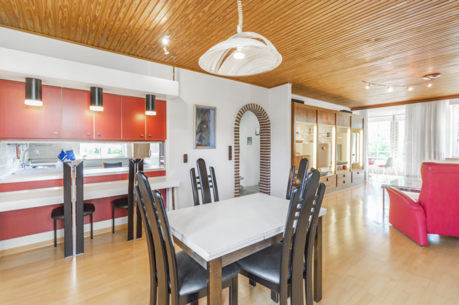 Durchreiche von der Küche zum Wohnzimmer Einfamilienhaus Großhansdorf