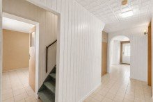 Diele mit Treppe zum OG RAUM FÜR FAMILIE. PLATZ FÜR IDEEN. EIN HAUS MIT GESCHICHTE IN OSTSEENÄHE.