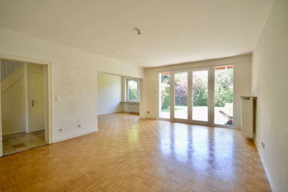 Großes Wohnzimmer mit Parkett und Terrassenzugang Reihenmittelhaus Hamburg