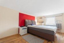 Schlafzimmer im OG RAUM FÜR FAMILIE. PLATZ FÜR IDEEN. EIN HAUS MIT GESCHICHTE IN OSTSEENÄHE.