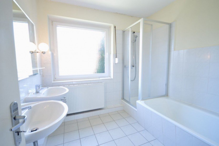 Gepflegtes Vollbad mit Tageslicht im OG Reihenmittelhaus Hamburg