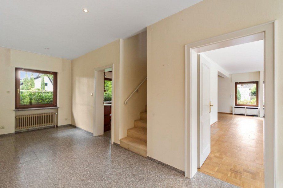Zentrale Diele mit Treppe zum DG Einfamilienhaus Großhansdorf