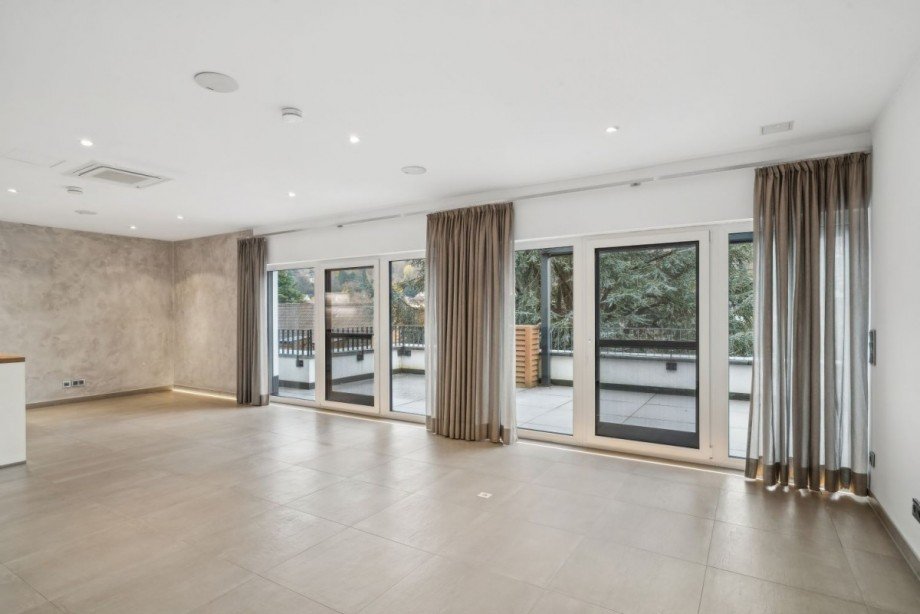 Wohn- und Esszimmer mit großer Fensterfront Penthousewohnung Heidelberg