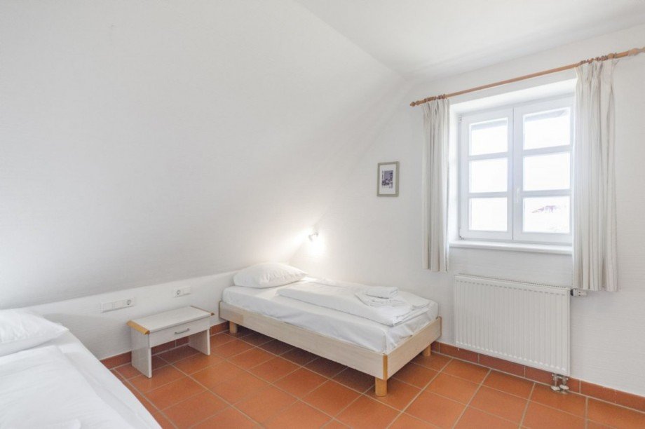 Großes Schlafzimmer im DG Reihenendhaus Dranske