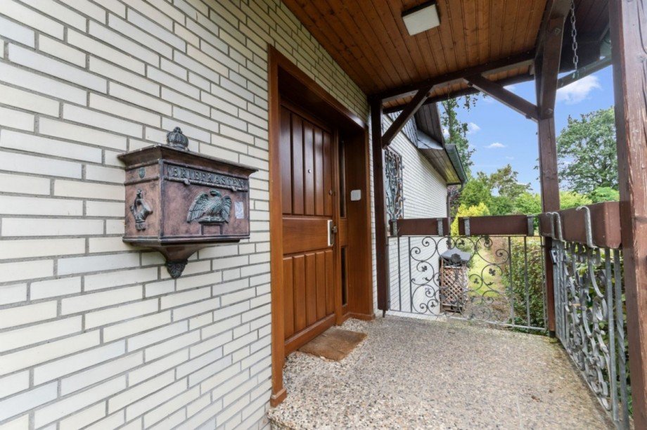 Überdachter, windgeschützter Hauseingang Einfamilienhaus Großhansdorf