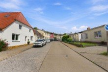 Straßenansicht Richtung Ortsmitte RAUM FÜR FAMILIE. PLATZ FÜR IDEEN. EIN HAUS MIT GESCHICHTE IN OSTSEENÄHE.