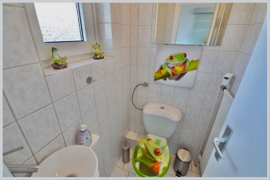 Modernes Gäste-WC mit Fenster Reihenendhaus Norderstedt