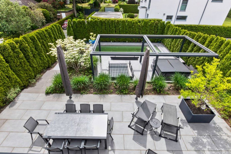 Blick von der Dachterrasse über Poolanlage Villa Großhansdorf