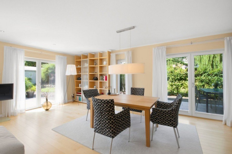 Helles Wohn- und Esszimmer mit seitlicher Terrasse Doppelhaush�lfte Reinfeld