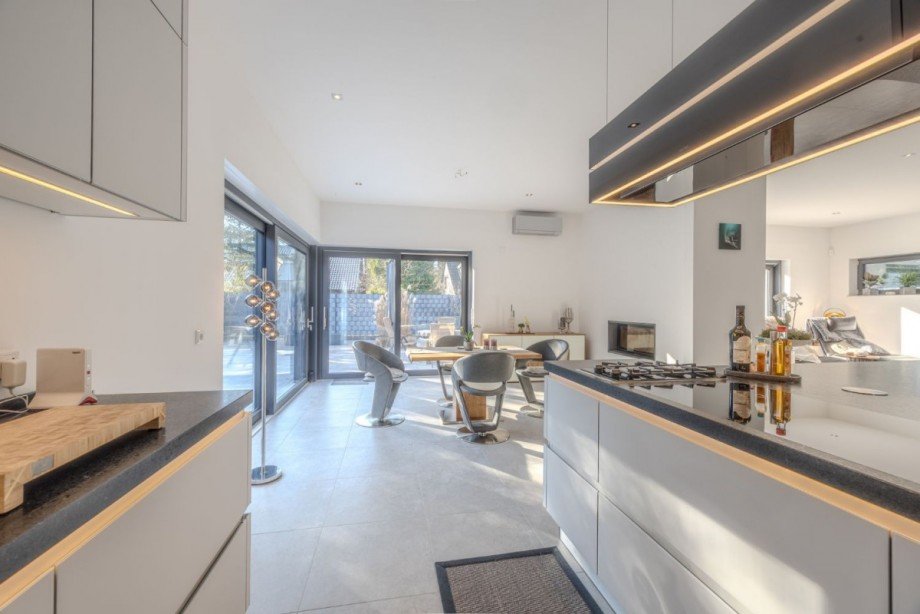 Küche mit angeschlossenem Essbereich Einfamilienhaus Ammersbek