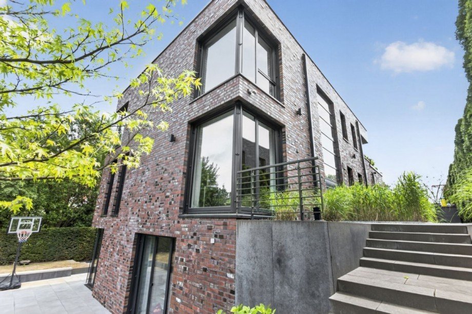 Imposanter Baukörper mit Naturteich Villa Großhansdorf