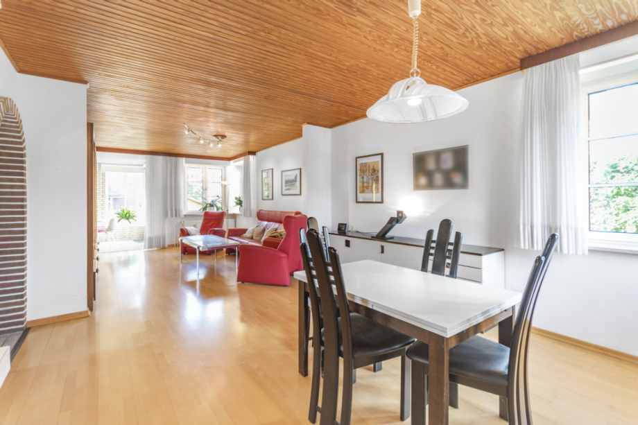 Heller Essplatz im Wohnzimmer Einfamilienhaus Großhansdorf