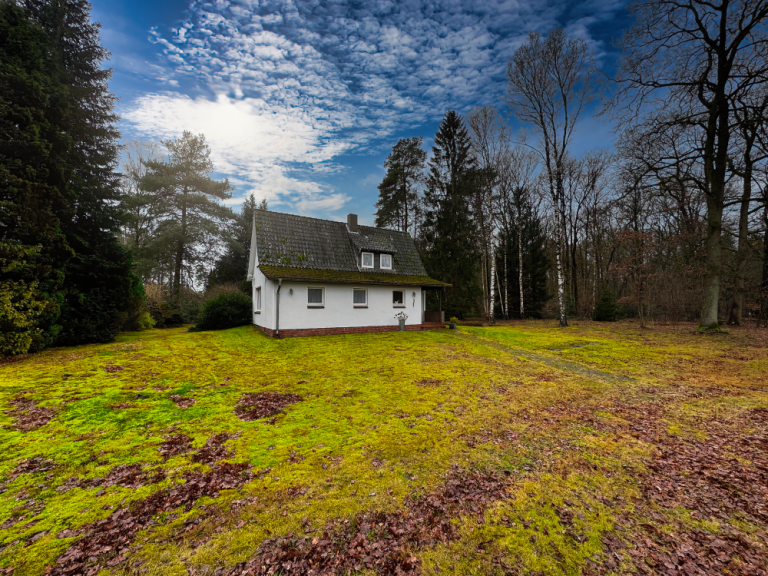 Ein Exklusivangebot im Alleinauftrag der 4TREE CAPITAL Real Estate GmbH Kakenstorf Einfamilienhaus CHARMANTES REFUGIUM IN HEIDELANDSCHAFT - MIT 2 REAL GETEILTEN BAUPLÄTZEN