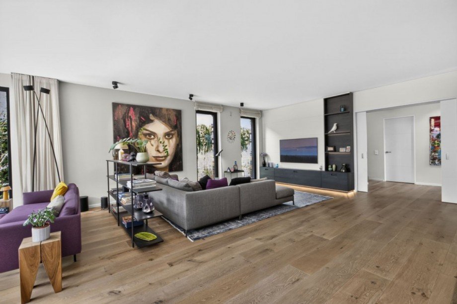 Repräsentative Wohnlandschaft mit moderner Kassettentür Villa Großhansdorf
