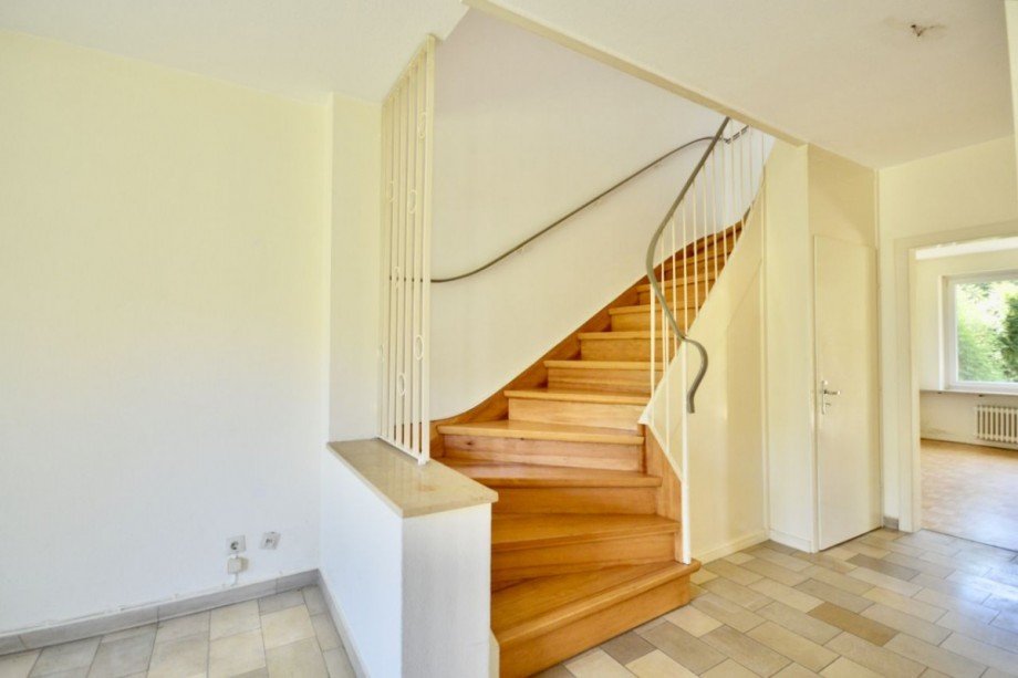 Helle Diele mit Treppe zum OG Reihenmittelhaus Hamburg